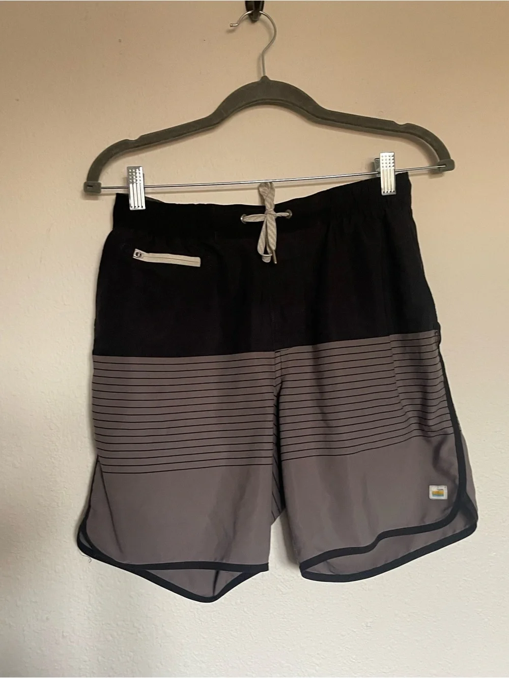 Vuori Black and Gray Striped Men’s Board Shorts Size Small